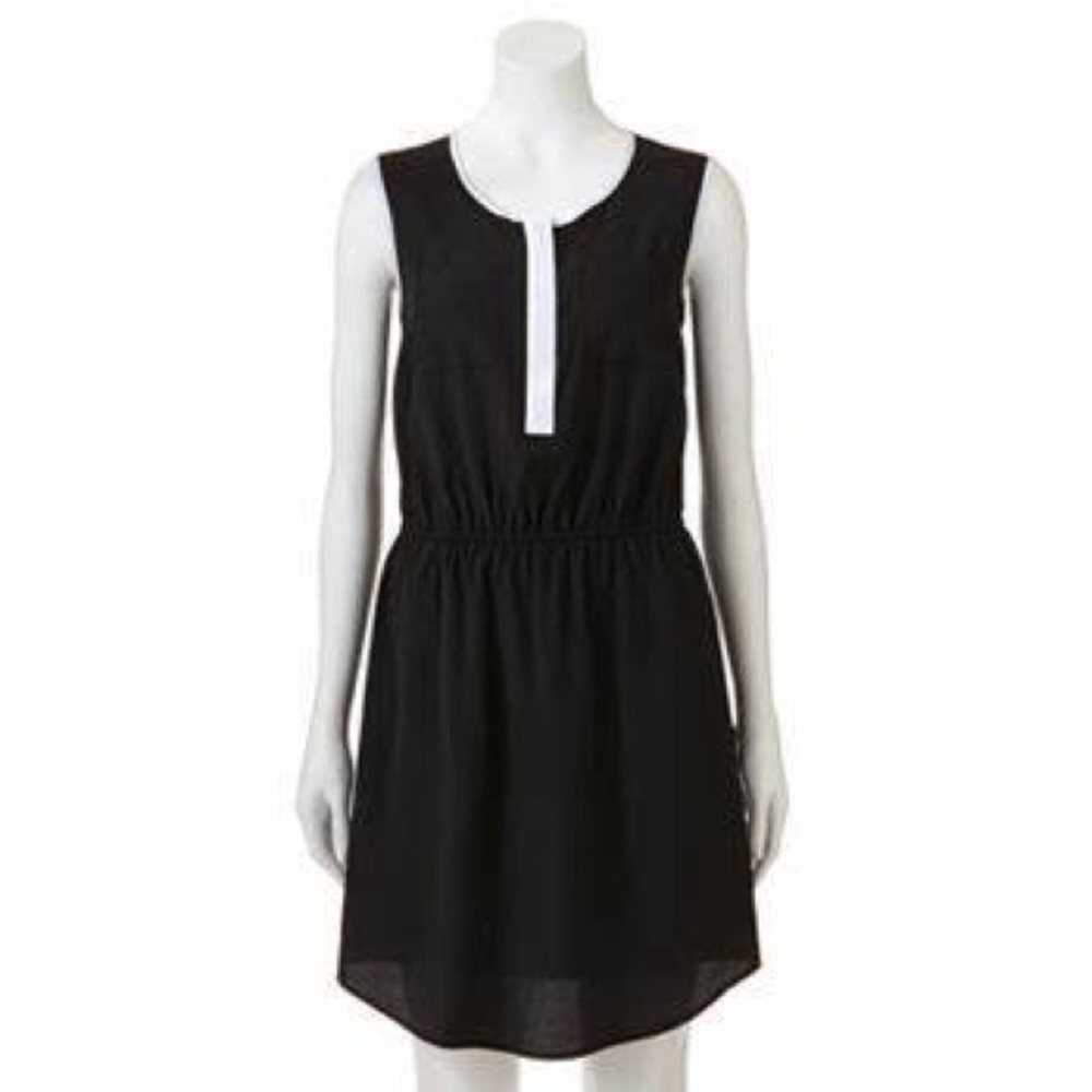 Apt 9 sleeveless dress. NWT size woman’s medium. Black with white trim.